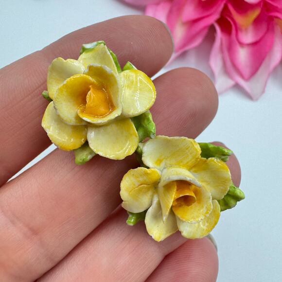 Vintage Ceramic Roses Screw Back Earrings Made In England Cottagecore Grannycore - Picture 3 of 13